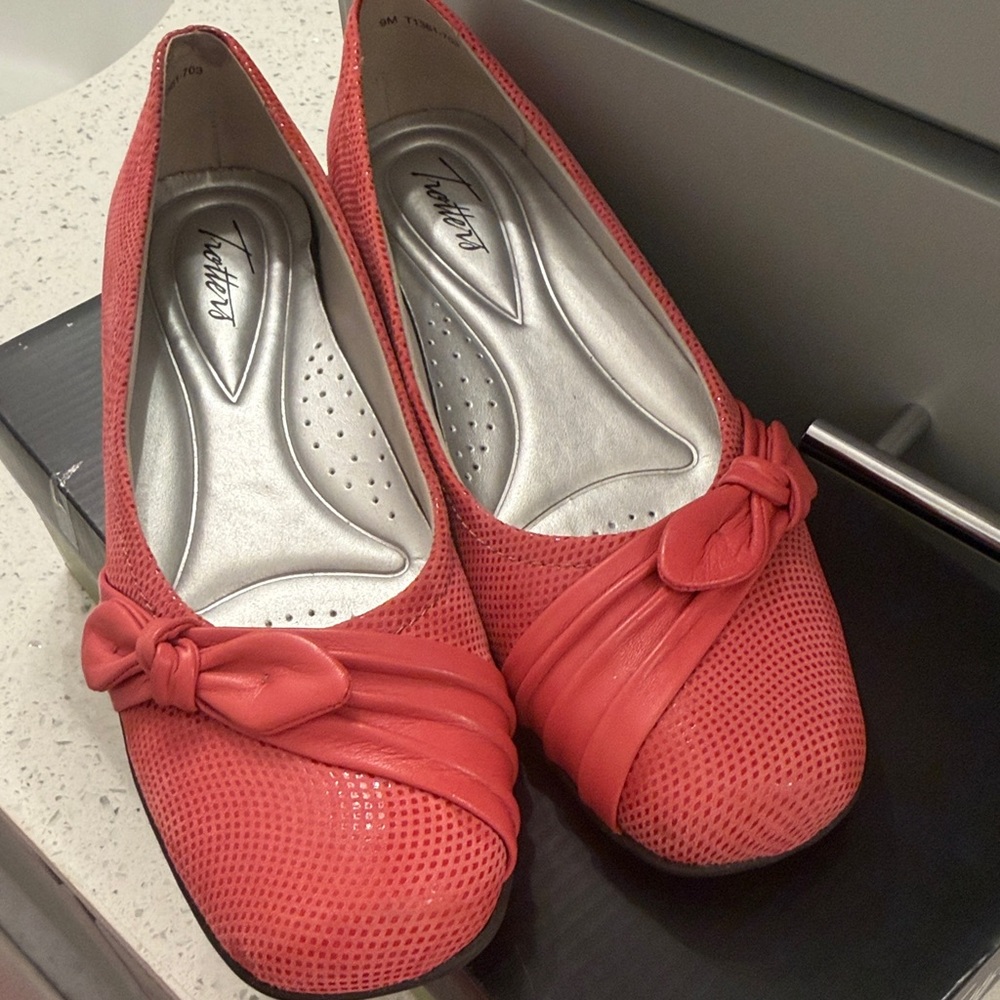Trotters fuschia shoes in size 9 M - Picture 5 of 8